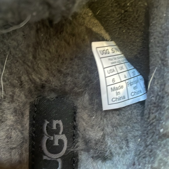 Ugg - Womens Plushy Slippers, size 6 US womens, color black. - Picture 5 of 5